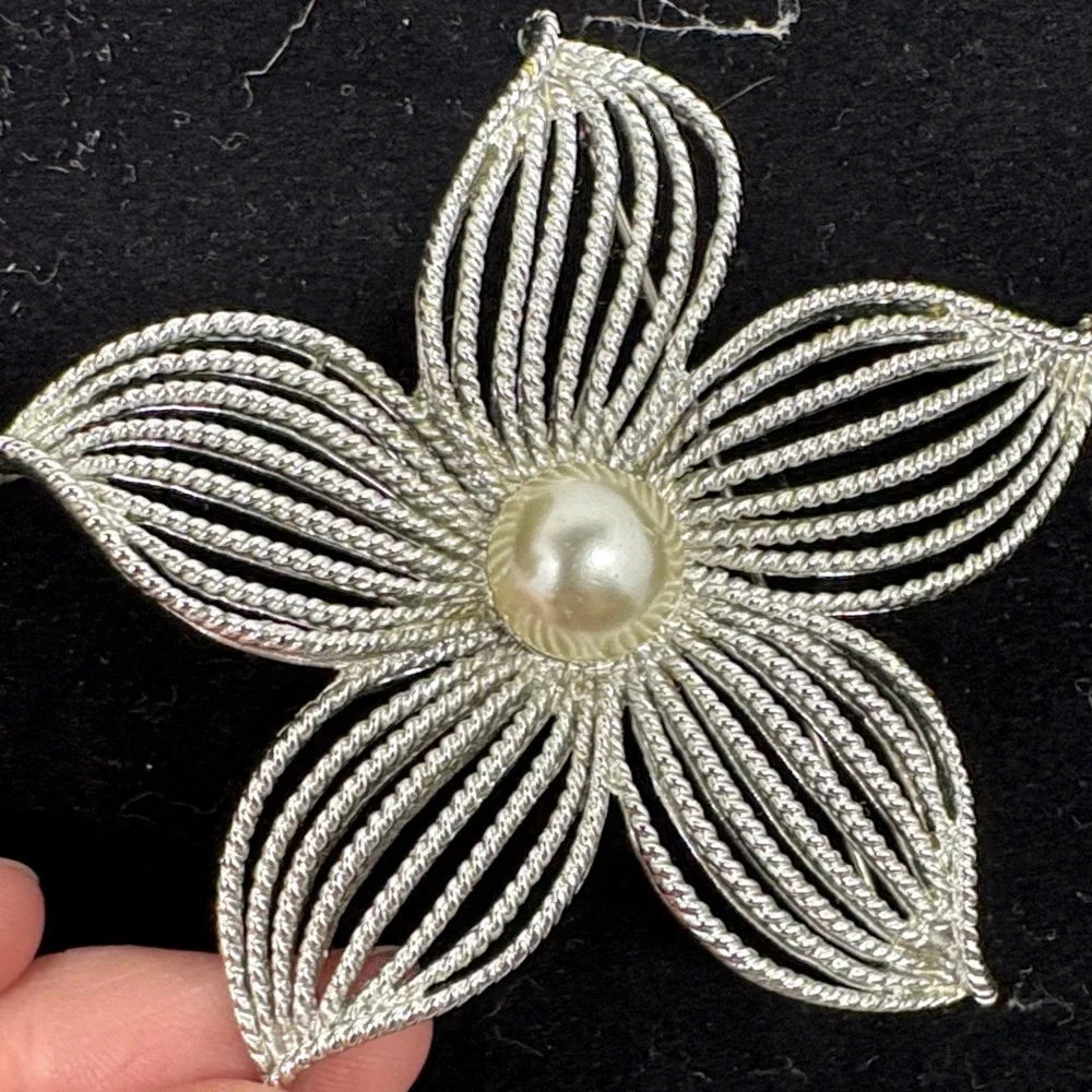 Sarah Cov Elegant Silver Flower Brooch - Picture 4 of 4